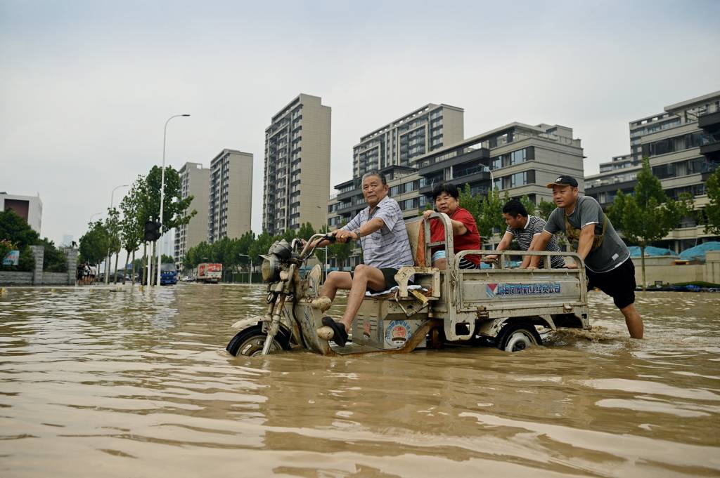 000_9FM2LW.jpg China