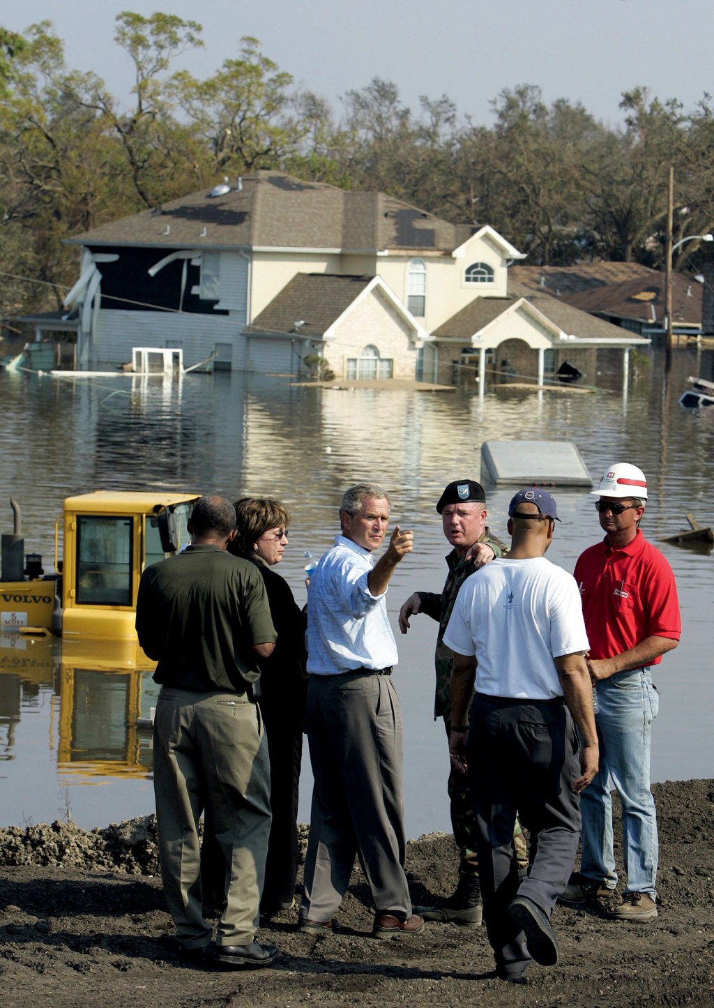 PRECEDENTE - Bush: reação tardia à tragédia provocada pelo furacão Katrina