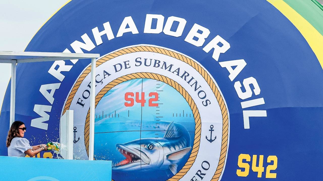 MADRINHA - Janja “batiza” o Tonelero no mar de Itaguaí, no Rio de Janeiro: estaleiro demitiu 200 funcionários