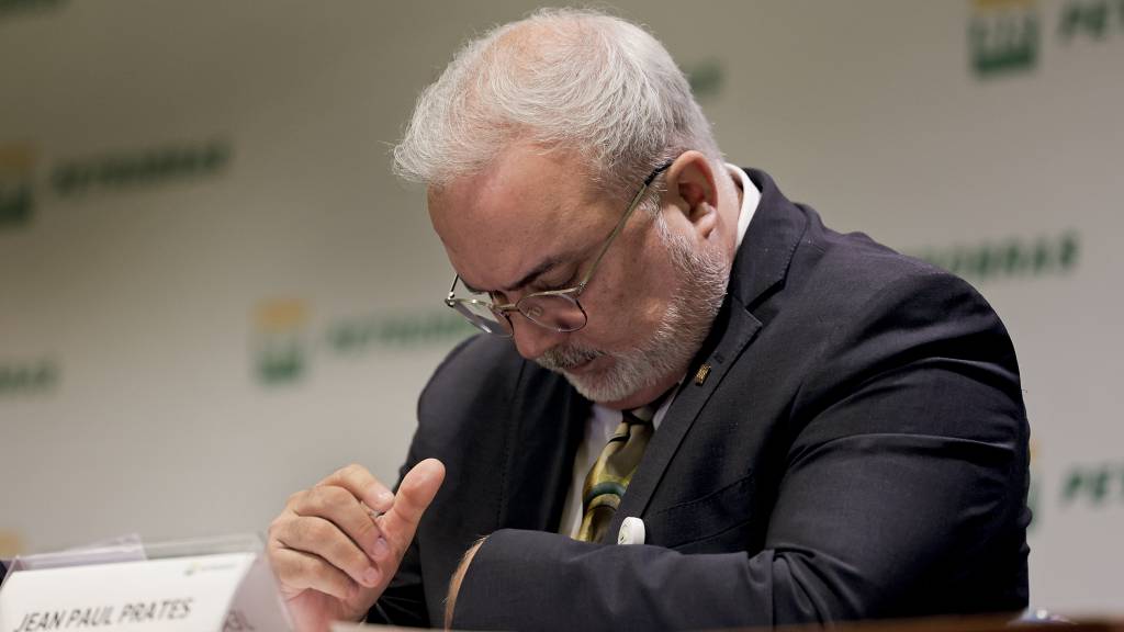 Ex-presidente da Petrobras cita ‘intrigas palacianas’ e diz adeus ao PT