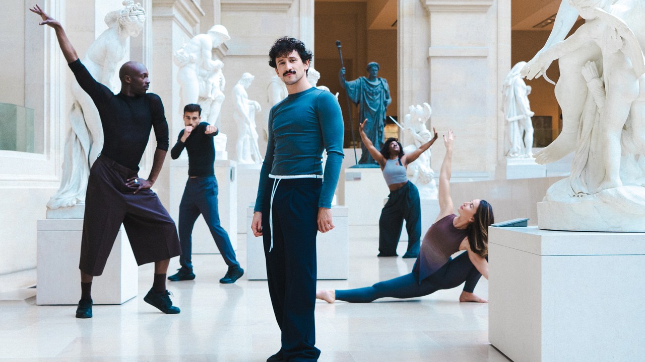 ARTE NA VEIA - Aula de dança no Louvre: muita atividade física em meio a tesouros da humanidade