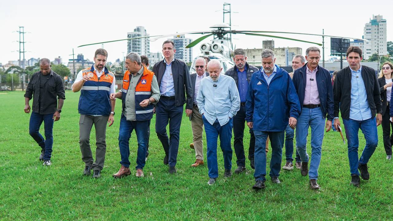 PODER UNIDO - Mobilização: depois do desastre, desembarcaram juntos, em Porto Alegre, o presidente Lula e treze ministros, os presidentes da Câmara e do Senado, o presidente do Tribunal de Contas da União e o vice-presidente do Supremo Tribunal Federal