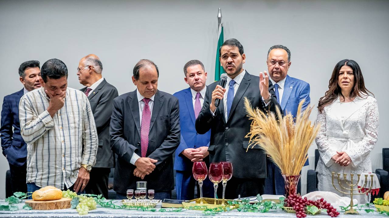 FÉ - Messias (com microfone) em ceia com membros da Frente Parlamentar Evangélica: a arte das costuras