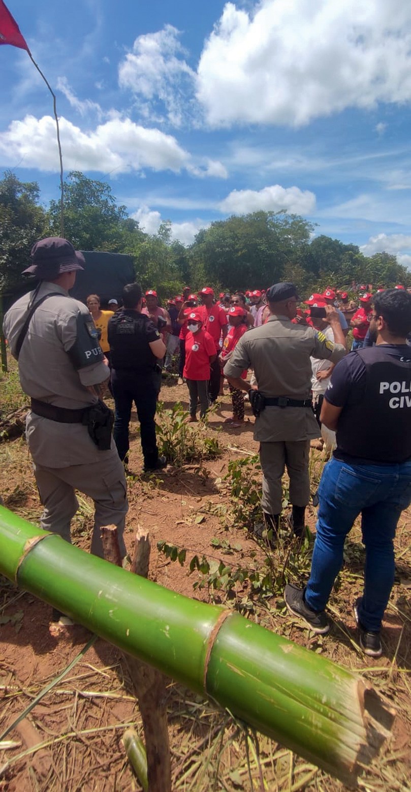 TENSÃO - Interior de Goiás: policiais monitoram terreno reivindicado