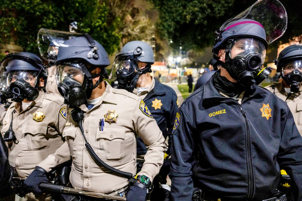 REAÇÃO - Universidade da Califórnia em Los Angeles: polícia contra pancadaria