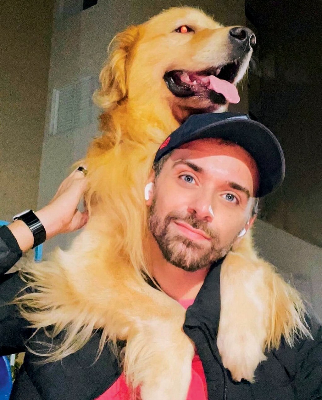 AMIZADE - João Fantazzini com seu pet: extravio da caixa de viagem resultou na morte do cãozinho