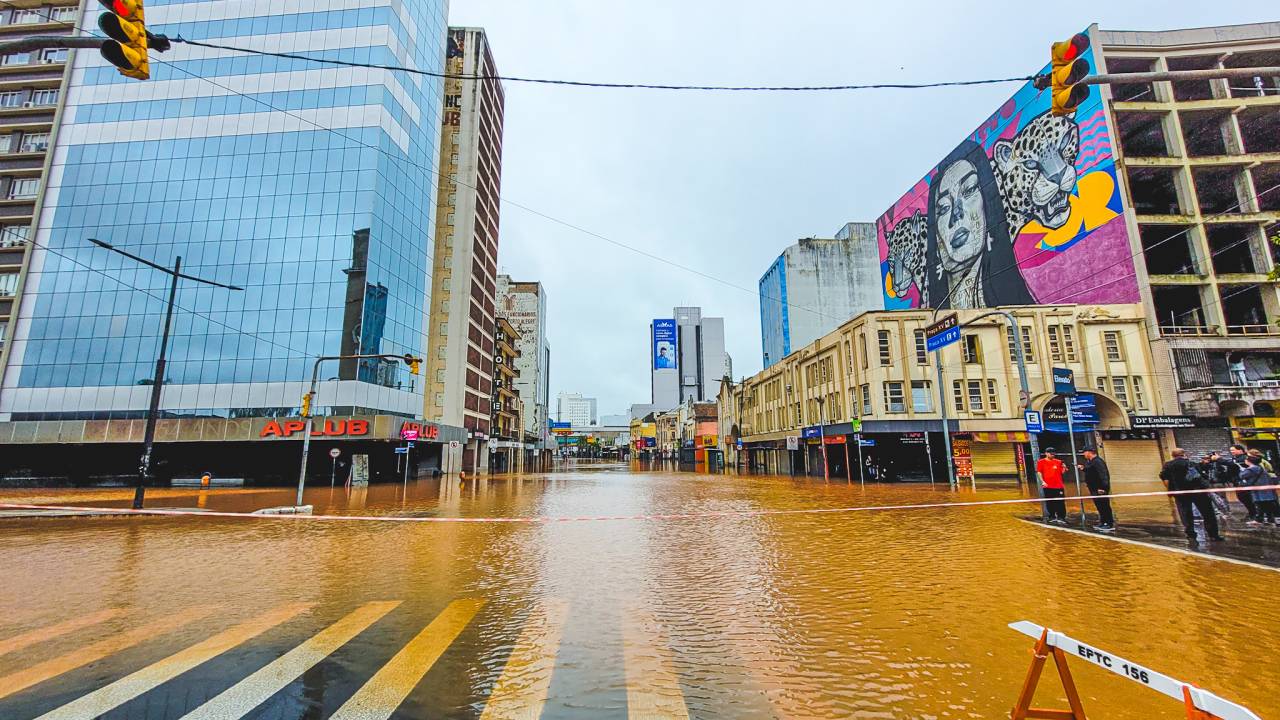 Rua de Porto Alegre alagada pelo Lago Guaíba