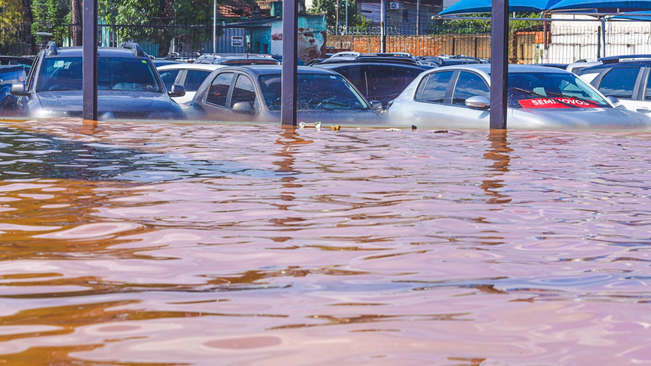 Bairro da Zona Norte de Porto Alegre foi inundado após rompimento de dique que continha as águas do Guaíba