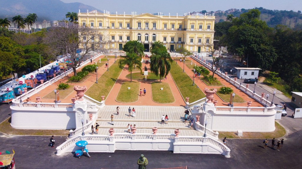 PAÇO - Reconstrução: fachada restaurada do antigo palácio imperial