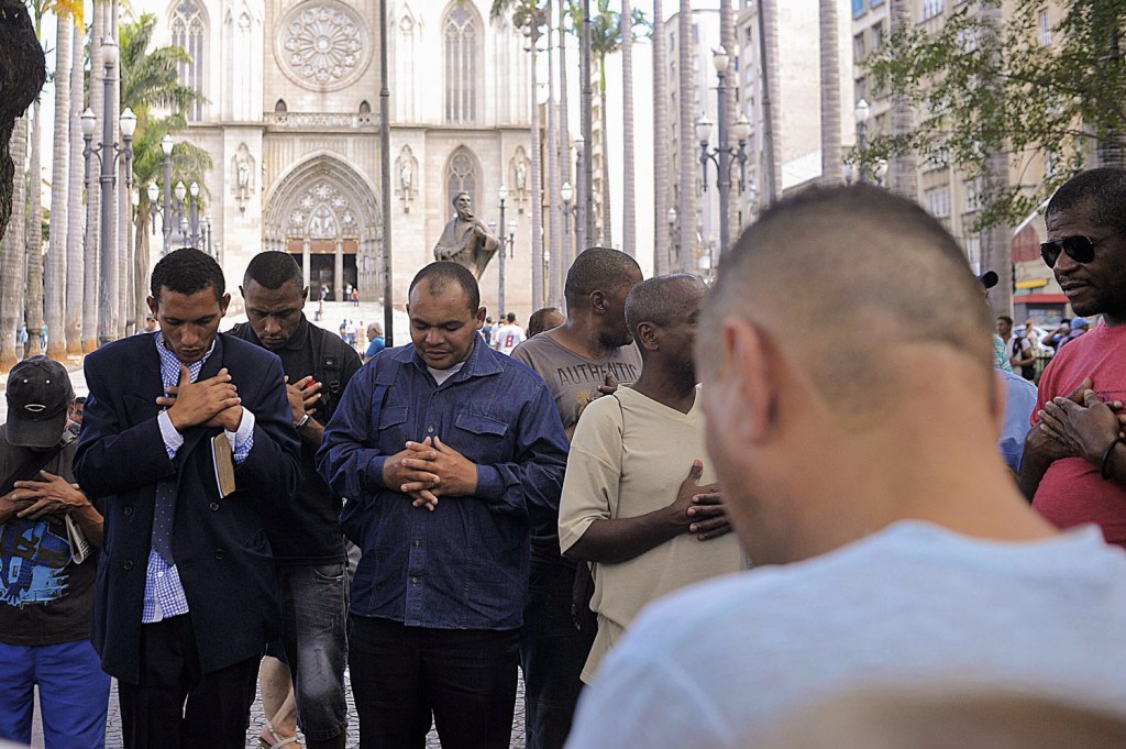 DISPUTA - Pregação evangélica em frente à Catedral da Sé: busca da conversão