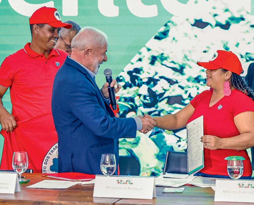 AMIGOS... - Lula com o MST: presidente lança programa para a reforma agrária