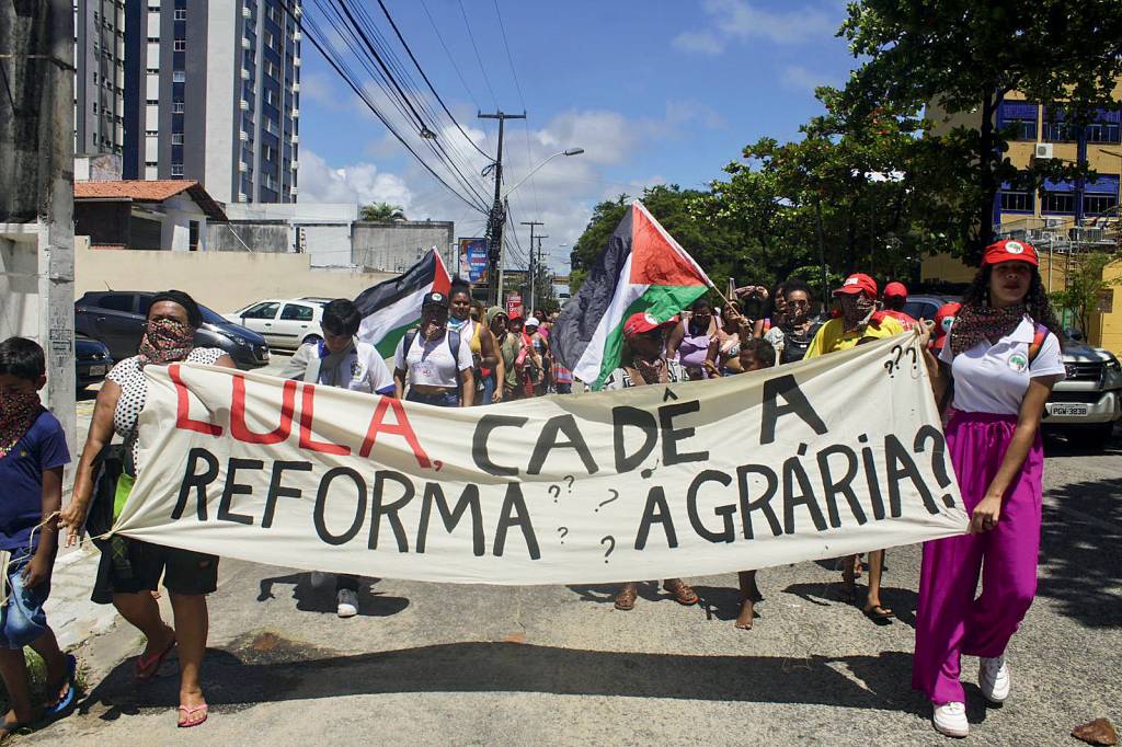 2D (2) Foto_Morgana-SouzaWhatsApp-Image-2024-03-07-at-13.43.17.jpeg ...MAS NEM TANTO - Ato de sem-terra em abril: críticas à demora do governo