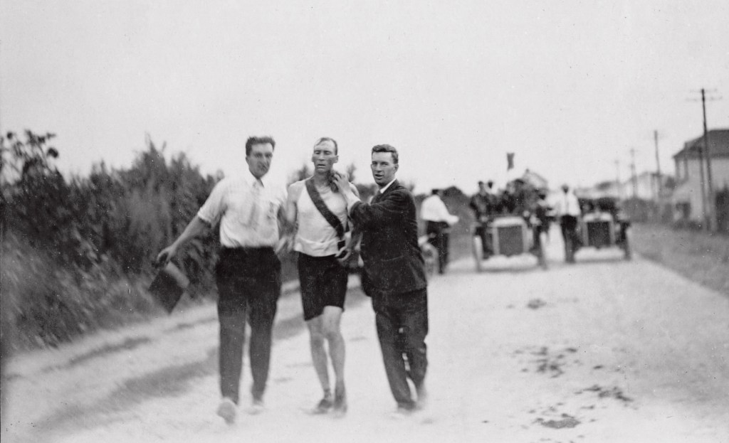 1904 - O maratonista americano Thomas Hicks: estricnina e ajuda na chegada