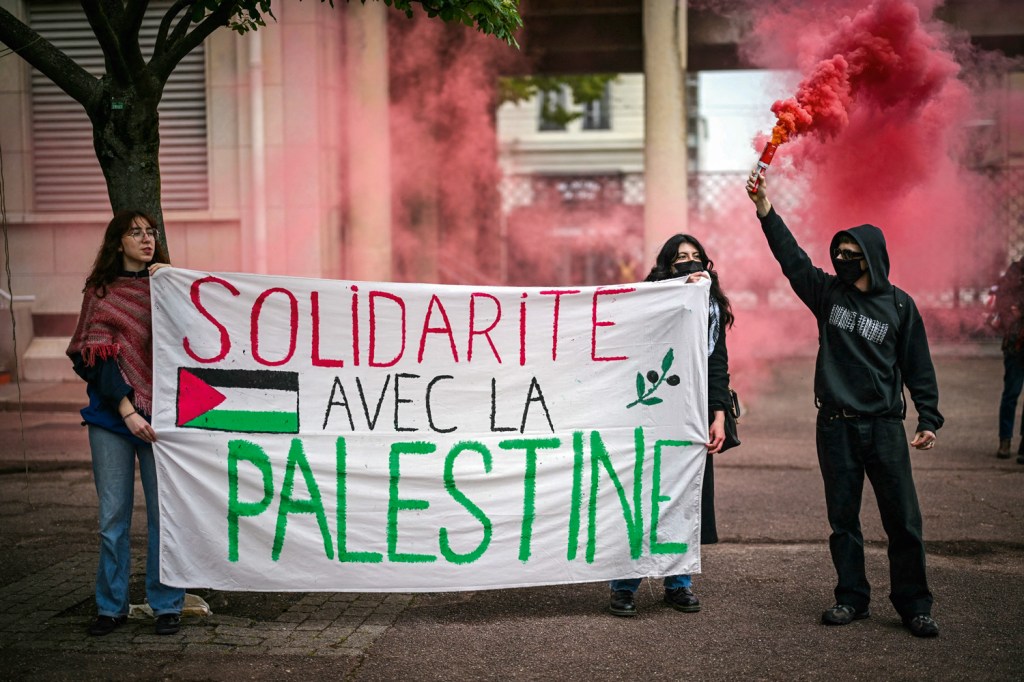 GLOBALIZOU - Ato pró-palestinos na Universidade Sciences Po, em Paris: movimento se espalha pelo mundo