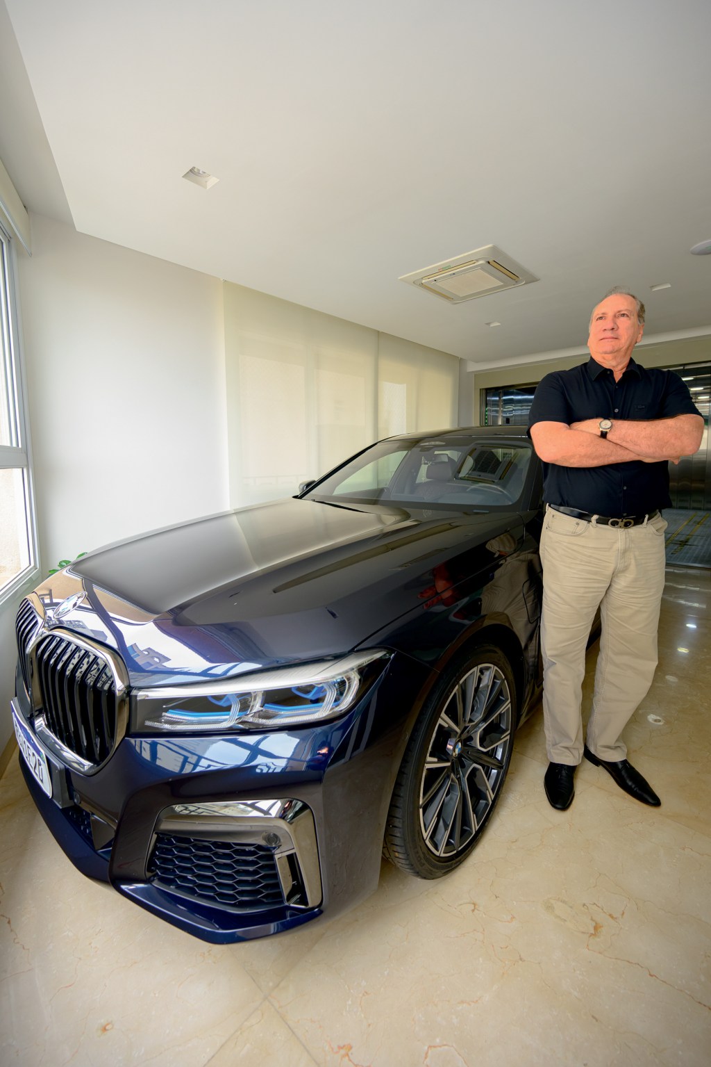 “GARAGEM VIP” - Edwaldo Stival: BMW 745L parada dentro do apartamento