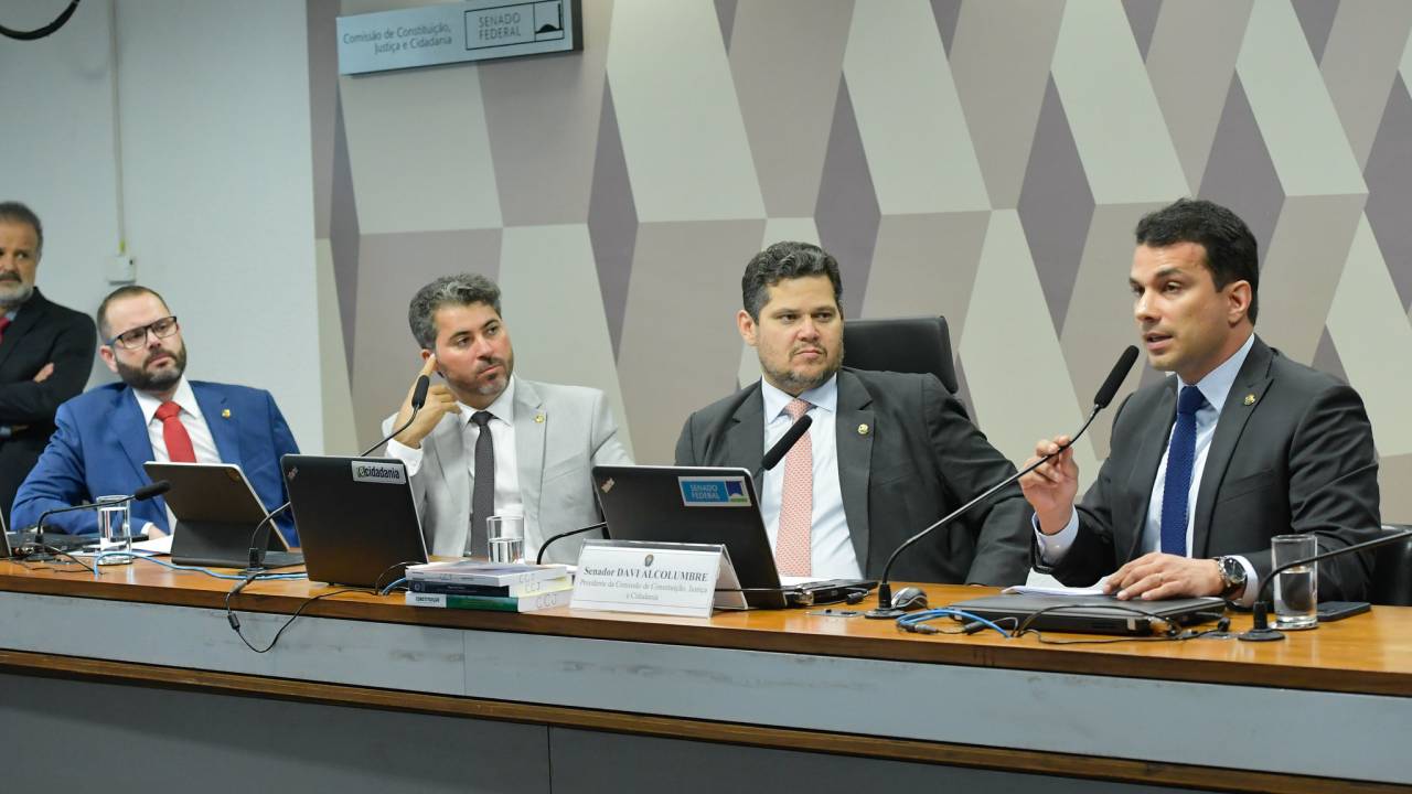 Senador Irajá, relator na CCJ do projeto que legaliza jogos de azar, inclusive cassinos e jogo do bicho, lê seu parecer na comissão
