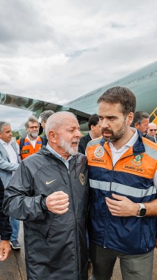 O presidente Luiz Inácio Lula da Silva desembarcou no Rio Grande do Sul no domingo e foi recebido pelo governador Eduardo Leite
