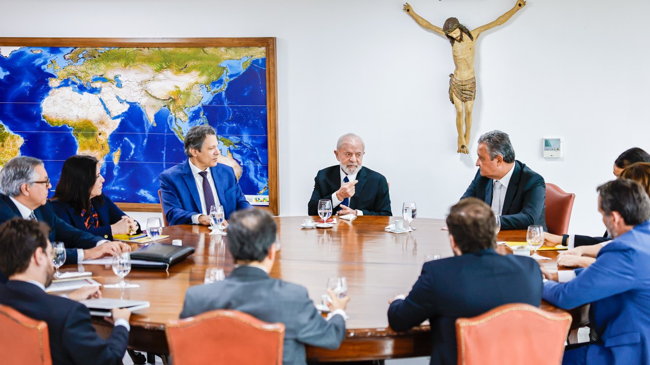 O presidente Luiz Inácio Lula da Silva participa de reunião com o chefe da Casa Civil, Rui Costa, e outros ministros e auxiliares, no Palácio do Planalto, nesta segunda-feira
