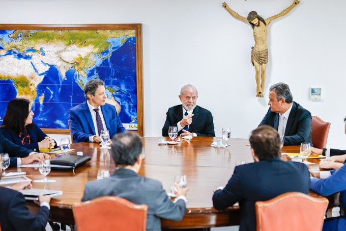 O presidente Luiz Inácio Lula da Silva participa de reunião com o chefe da Casa Civil, Rui Costa, e outros ministros e auxiliares, no Palácio do Planalto, nesta segunda-feira