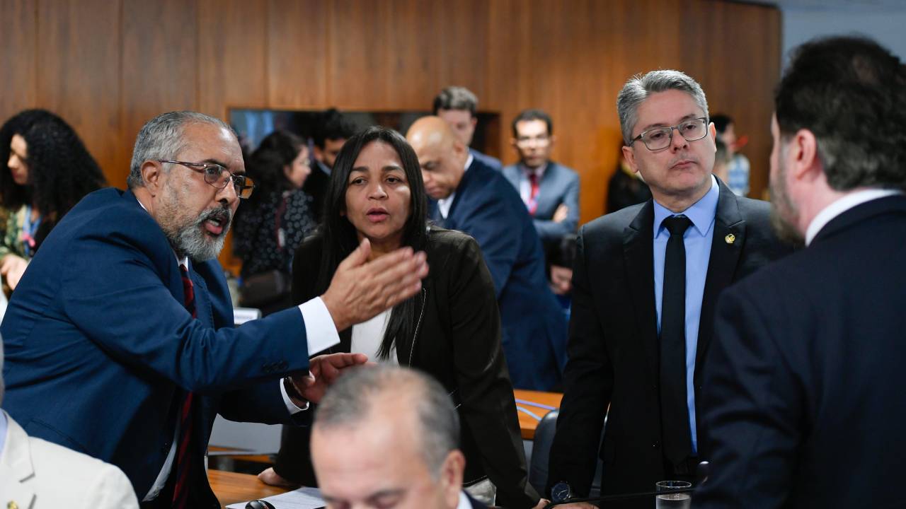 Autor do projeto que amplia cotas em concursos públicos para negros, indígenas e quilombolas, Paulo Paim (à esq.) conversa com Eliziane Gama, Alessandro Vieira e Plínio Valério