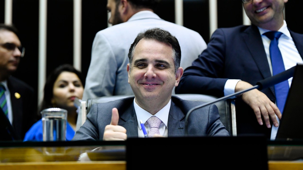 Rodrigo Pacheco faz sinal de positivo em sessão do Congresso