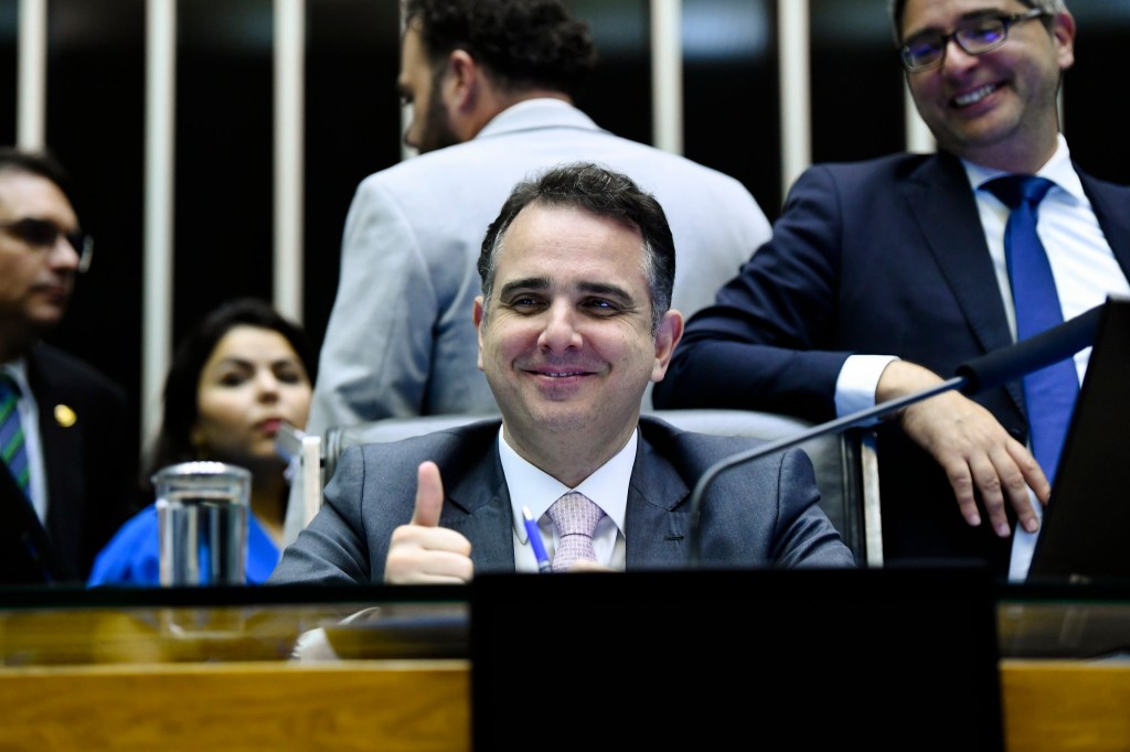Rodrigo Pacheco faz sinal de positivo em sessão do Congresso