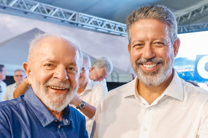 O presidente da República, Luiz Inácio Lula da Silva, e o presidente da Câmara dos Deputados, Arthur Lira, com o senador Renan Calheiros ao fundo, durante cerimônia em São José da Tapera (AL), nesta quinta-feira