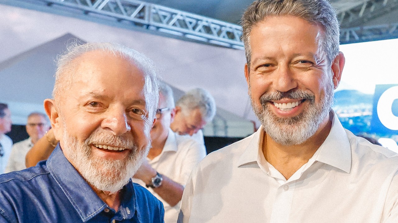 O presidente da República, Luiz Inácio Lula da Silva, e o presidente da Câmara dos Deputados, Arthur Lira, com o senador Renan Calheiros ao fundo, durante cerimônia em São José da Tapera (AL), nesta quinta-feira