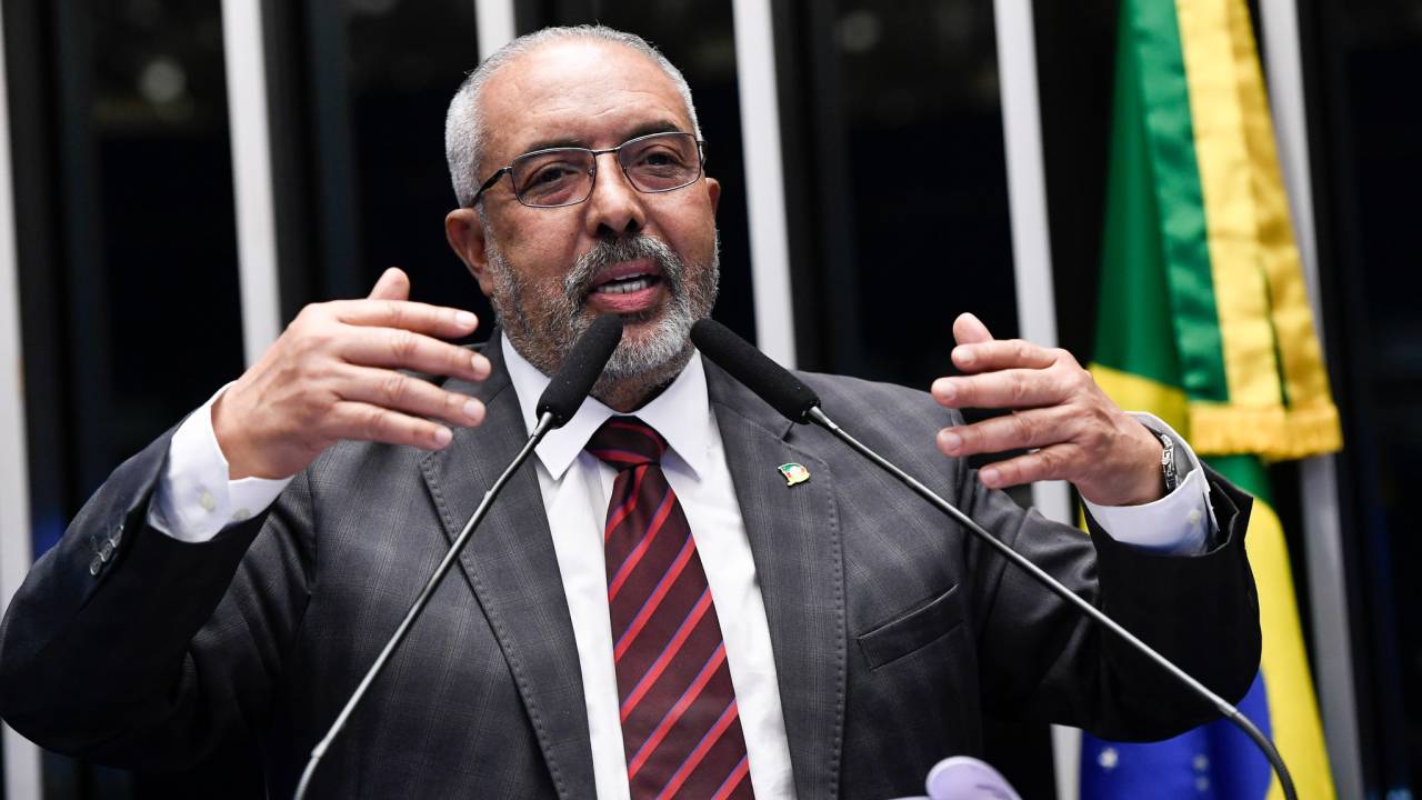 Senador Paulo Paim (PT-RS) é relator do projeto do governo Lula que suspende dívida do Rio Grande do Sul por três anos