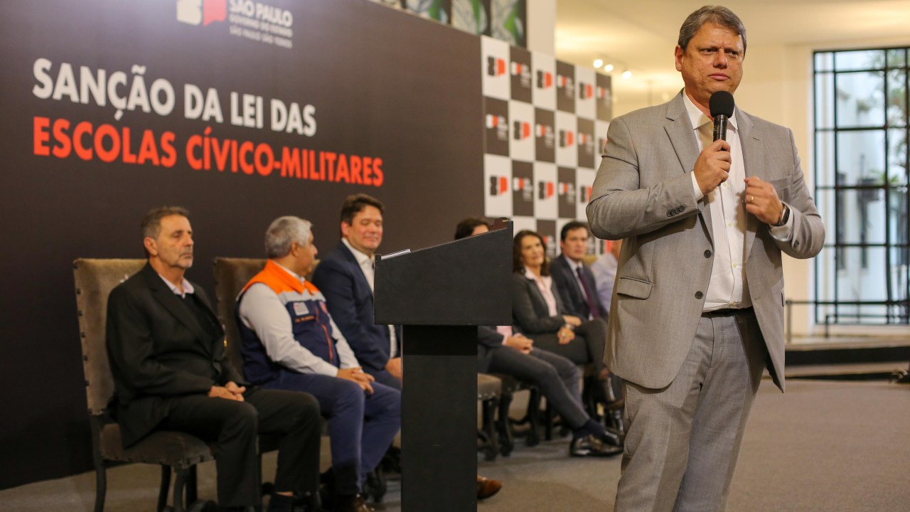 O governador de São Paulo Tarcísio de Freitas (Republicanos) durante sanção da lei que regulamenta as escolas cívico-militares