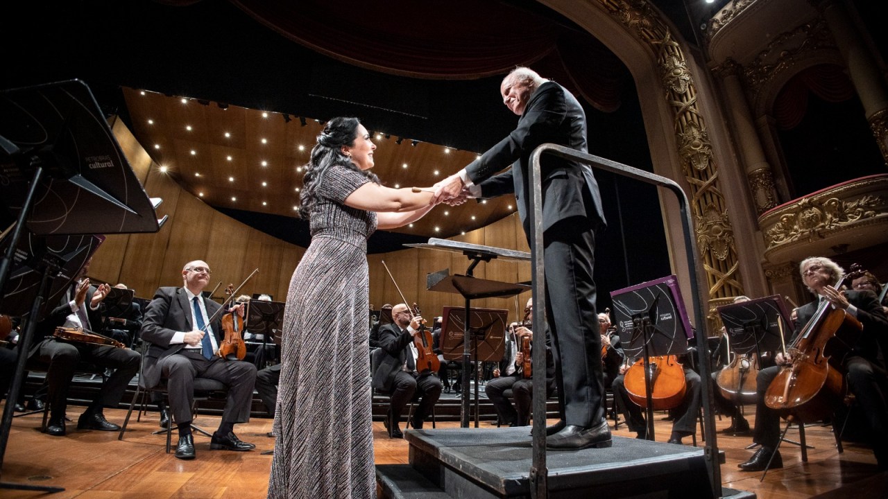 A soprano portuguesa Carla Caramujo e o maestro Isaac Karabtchevsky se apresentam com a Orquestra Petrobras Sinfônica