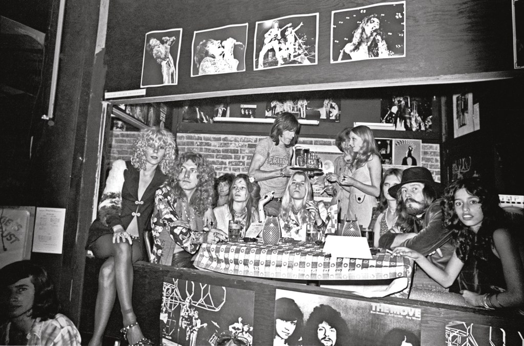 FARRA - Com groupies num bar: sexo, drogas e rock’n’roll na altura máxima