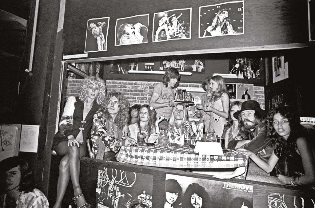 APOIO-1-1D-crédito-(2)-Michael-Zagaris FARRA - Com groupies num bar: sexo, drogas e rock’n’roll na altura máxima
