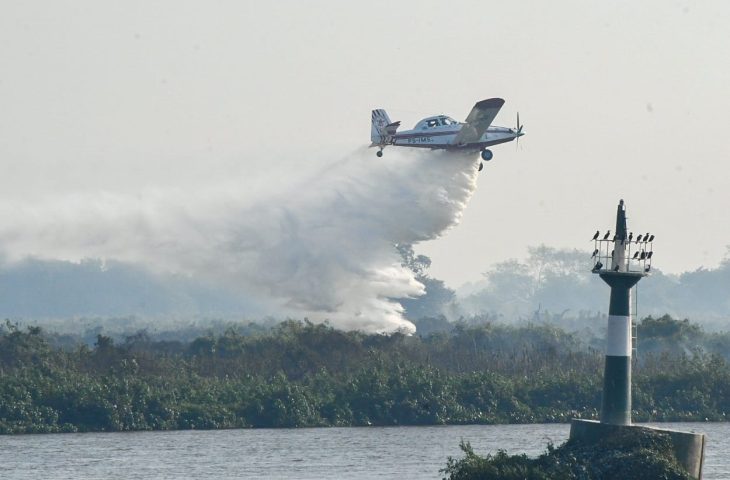 Avião é usado para auxiliar no combate às chamas no Pantanal