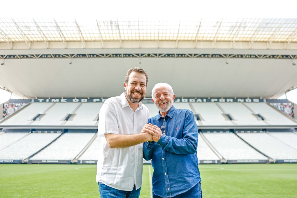 O pré-candidato a prefeito de São Paulo Guilherme Boulos (PSOL) e o presidente Lula na Neo Química Arena, estádio do Corinthians, em Itaquera