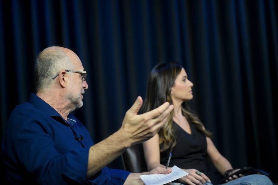 O medalhista olímpico, Bruno Fratus, durante entrevista ao programa "Amarelas On Air, com os jornalistas Fábio Altman e Marcela Rahal