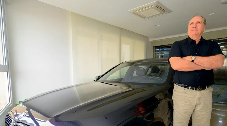 O empresário Edwaldo Stival ao lado da BMW 745L que estaciona dentro do apartamento