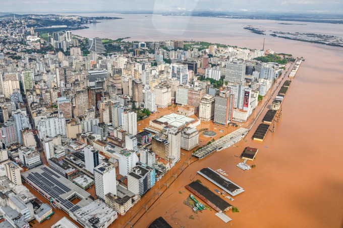 Lula faz sobrevoo das áreas afetadas pelas chuvas em Canoas