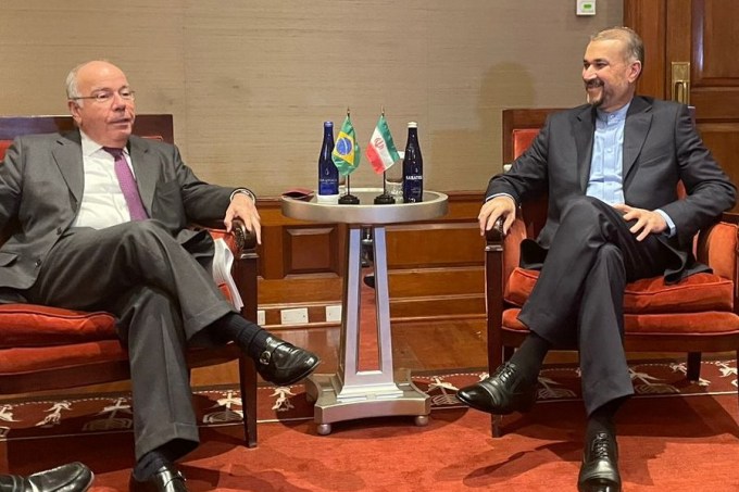 O ministro das Relações Exteriores do Brasil, Mauro Vieira, e o chanceler do Irã, Hossein Amirabdollahian, que morreu em um acidente de helicóptero no último domingo