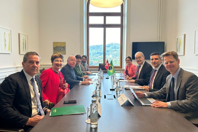 Reunião entre delegações do Brasil, comandada por Mauro Vieira, e da Suíça, em Berna, no fim de abril