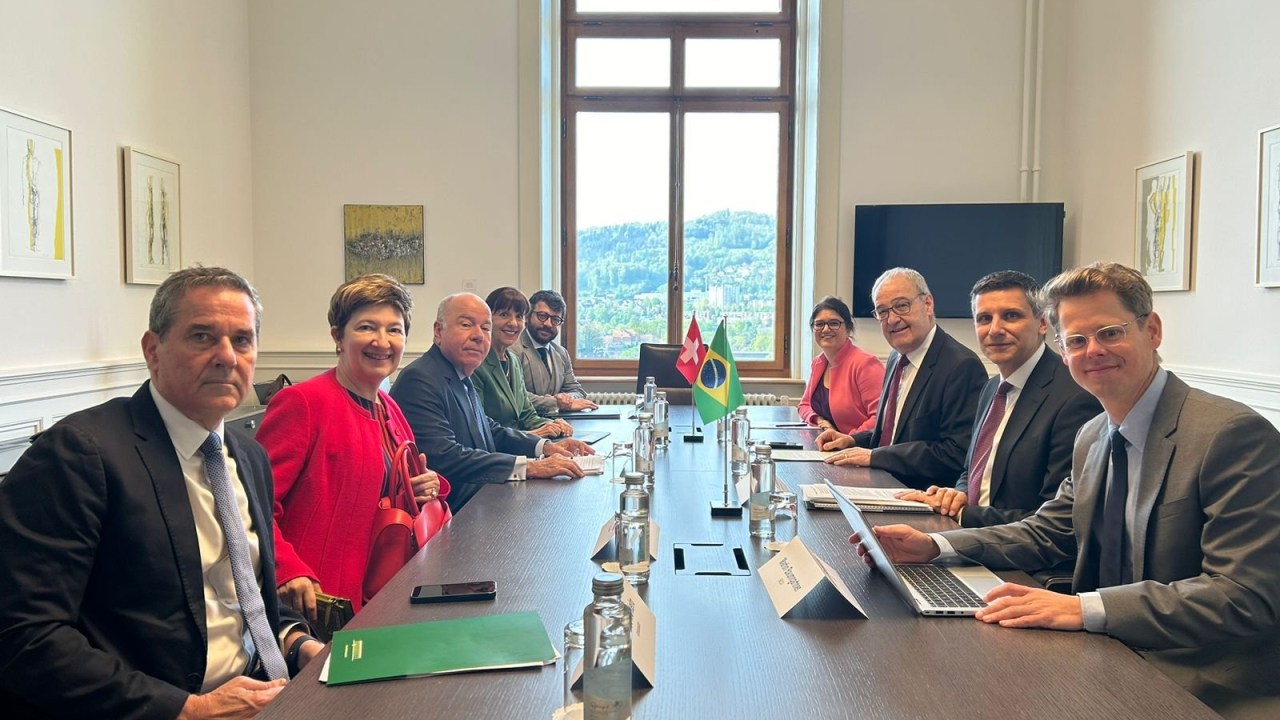 Reunião entre delegações do Brasil, comandada por Mauro Vieira, e da Suíça, em Berna, no fim de abril