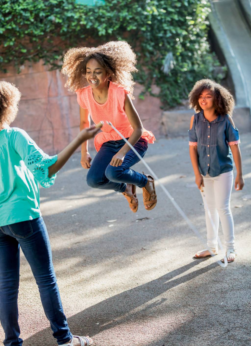 African-American sisters jumping rope RECONEXÃO - Ser criança: experts prescrevem mais brincadeiras ao ar livre