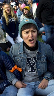 Protesto de estudantes durante jogo de futebol americano entre as universidades Harvard e Yale contra combustíveis fósseis (23/11/2019)