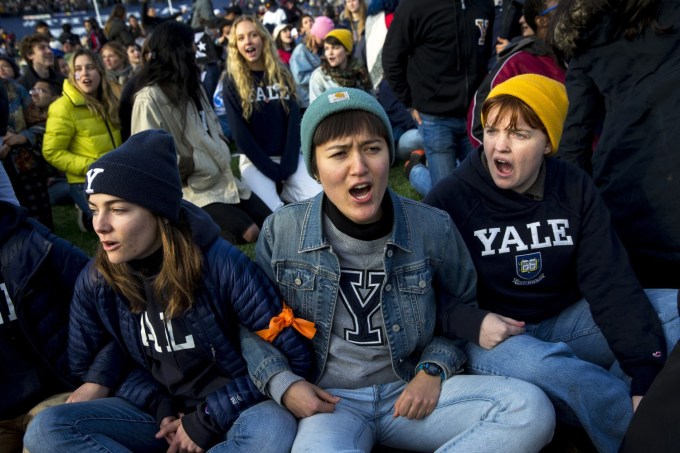 Protesto de estudantes durante jogo de futebol americano entre as universidades Harvard e Yale contra combustíveis fósseis (23/11/2019)