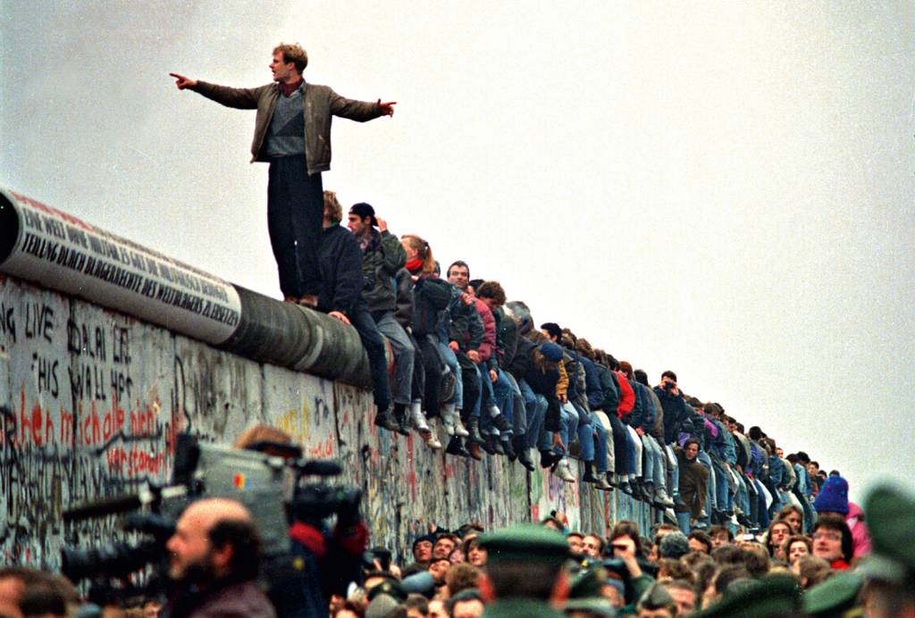 GettyImages-119583155.jpg LIBERDADE - Queda do Muro de Berlim: obra marcou o fim da Guerra Fria