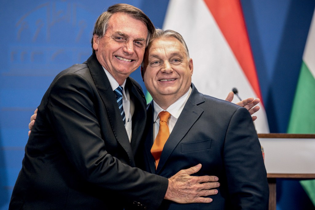 AMIGOS - Jair Bolsonaro com o húngaro Viktor Orbán, em Budapeste: poderosas redes de intercâmbio internacionais