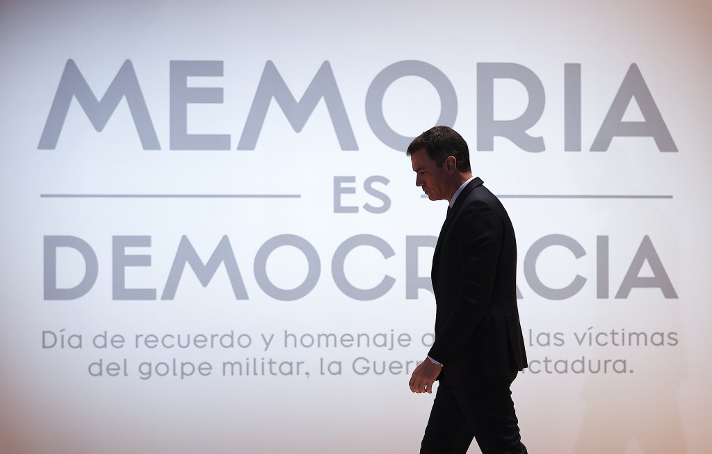 O primeiro-ministro da Espanha, Pedro Sánchez, em cerimônia com sobreviventes da guerra civil espanhola e da ditadura de Francisco Franco, em Madrid. 31/10/2023