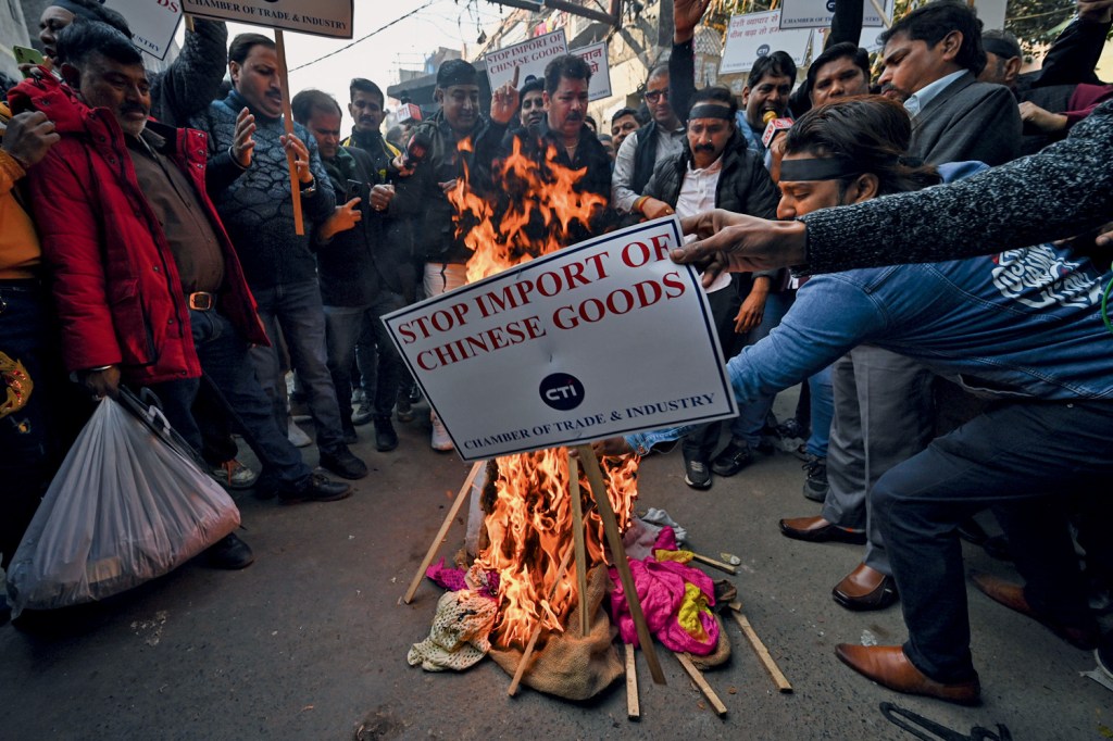 PROTESTO - Manifestação de rua na Índia contra produtos chineses: medo