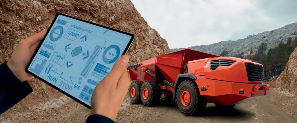 Man controls autonomous mining truck CONTROLE REMOTO - Caminhão autônomo na China: segurança na mineração