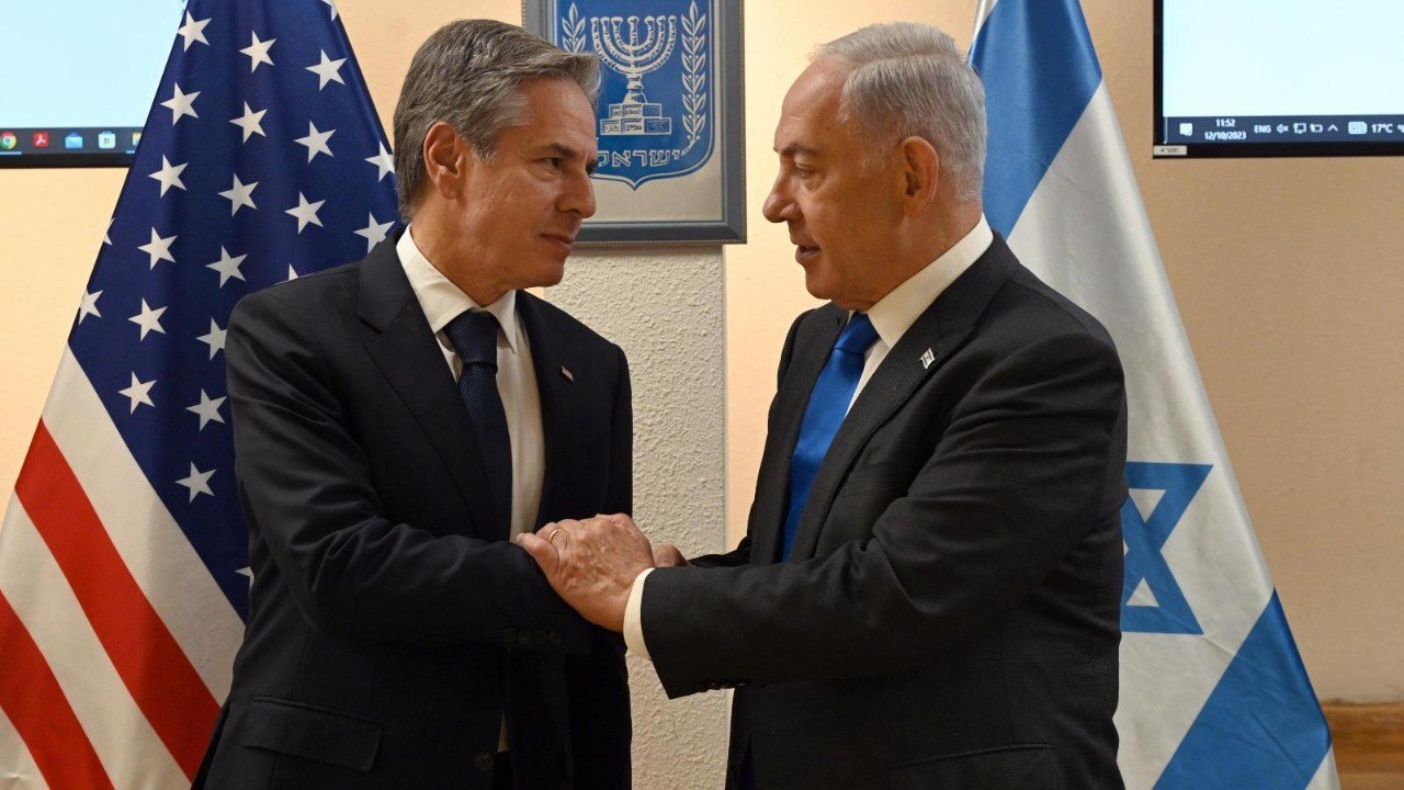 O secretário de Estado dos EUA, Antony Blinken (à esq.), e o primeiro-ministro de Israel, Benjamin Netanyahu (à dir.). 12/10/2023